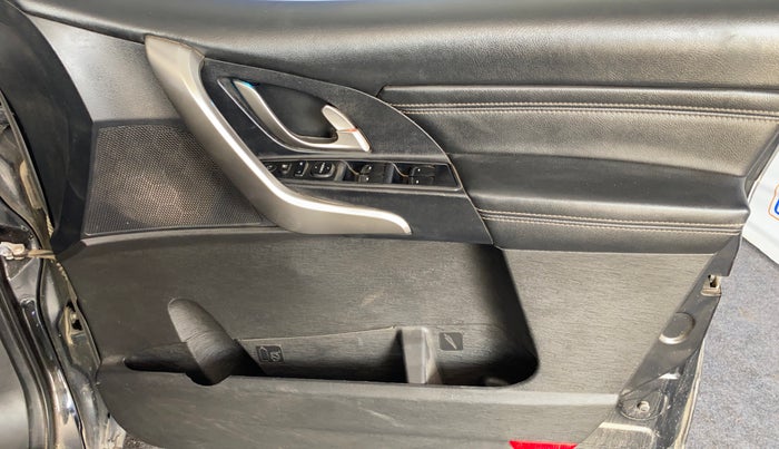 2019 Mahindra XUV500 W11 AT, Diesel, Automatic, 53,985 km, Driver Side Door Panels Control