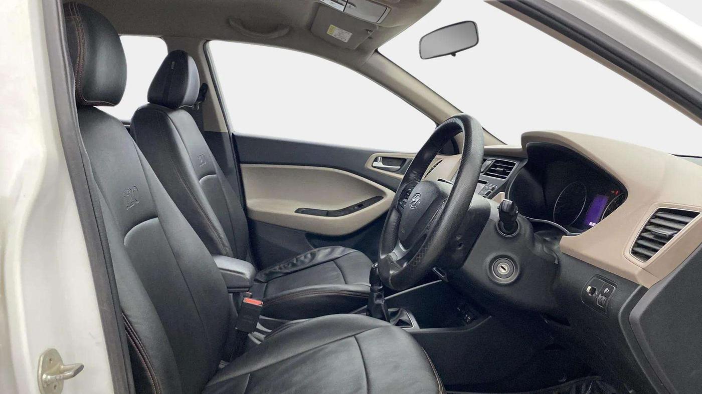 2019 Hyundai Elite i20 SPORTZ PLUS 1.2, CNG, Manual, 88,372 km, Right Side Front Door Cabin