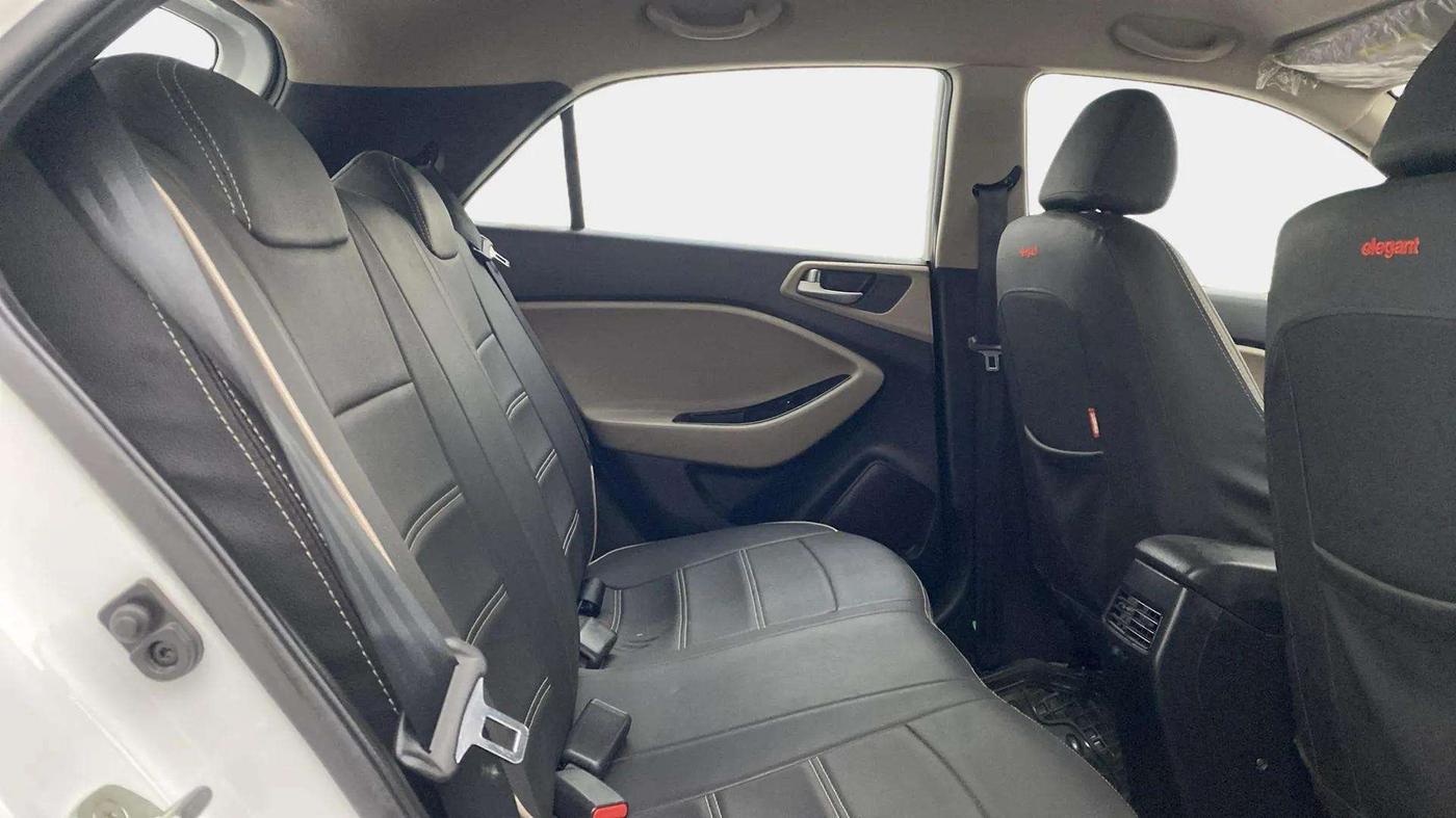 2020 Hyundai Elite i20 MAGNA PLUS 1.2, Petrol, Manual, 25,852 km, Right Side Rear Door Cabin