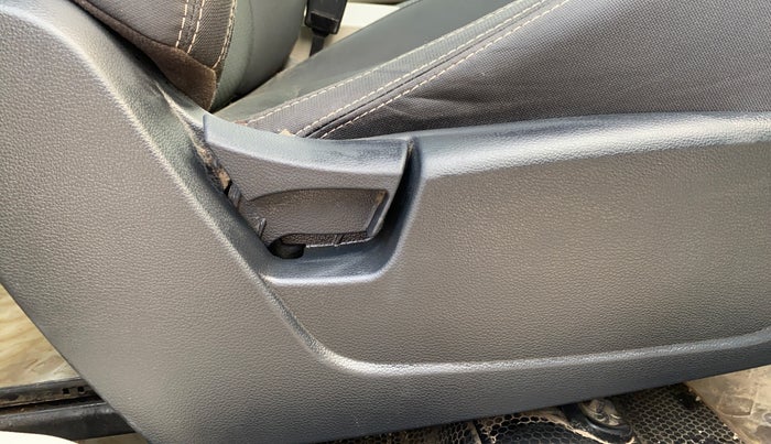 2021 Mahindra XUV300 W6 1.2 PETROL, Petrol, Manual, 89,530 km, Driver Side Adjustment Panel