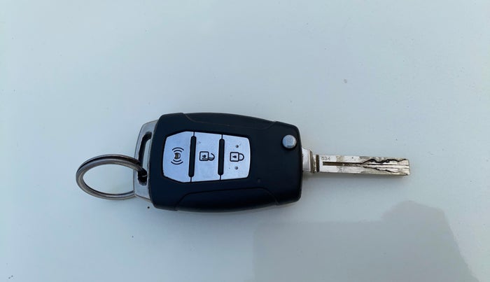 2021 Mahindra XUV300 W6 1.2 PETROL, Petrol, Manual, 89,530 km, Key Close Up