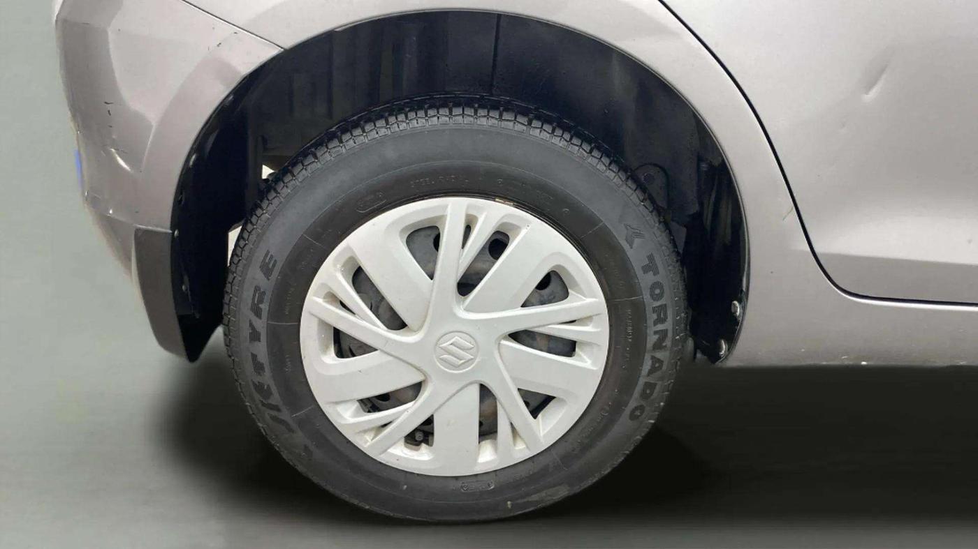 2015 Maruti Swift VXI, Petrol, Manual, 38,168 km, Right Rear Wheel