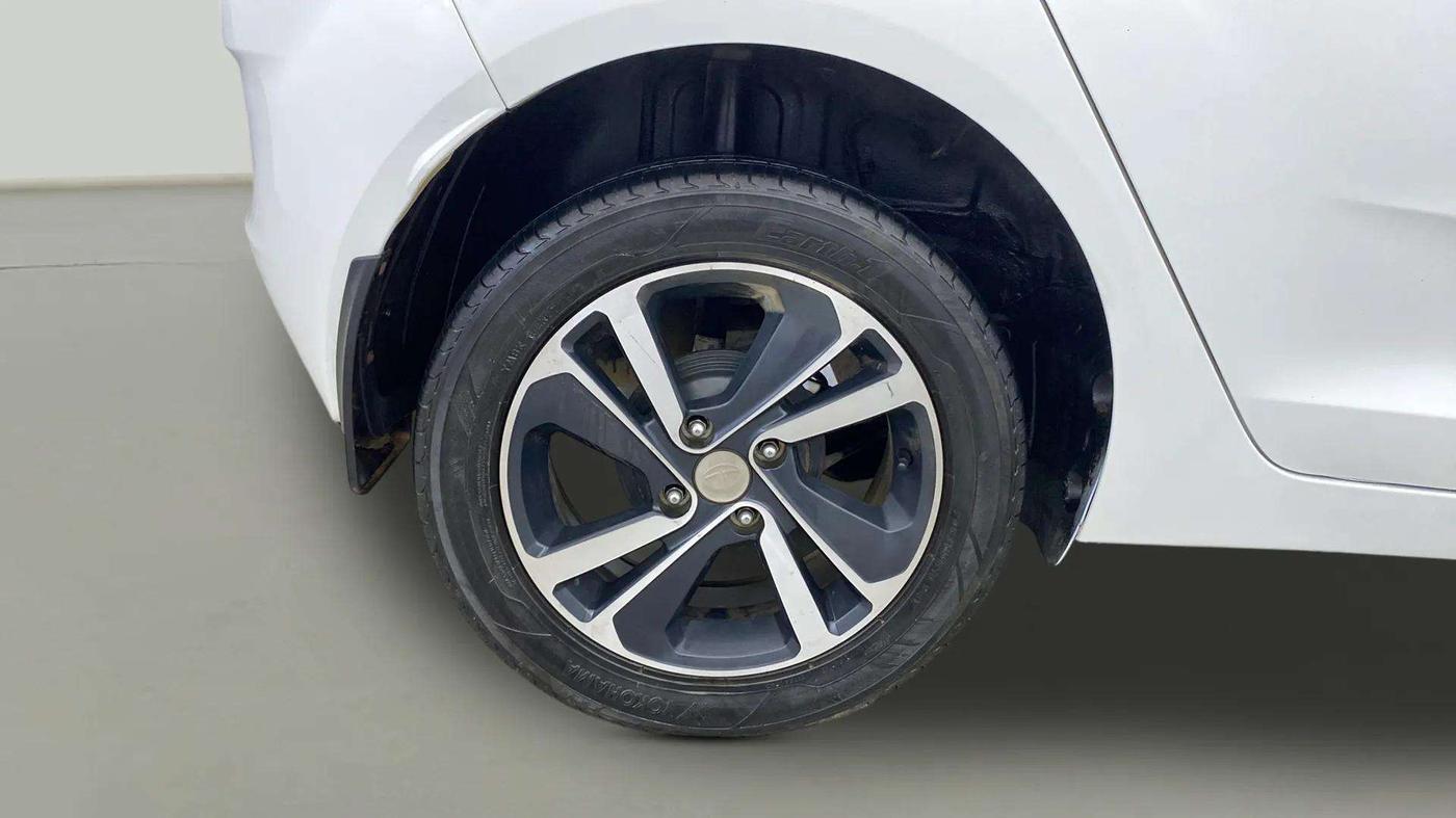 2022 Tata ALTROZ XZ PETROL, Petrol, Manual, 75,087 km, Right Rear Wheel