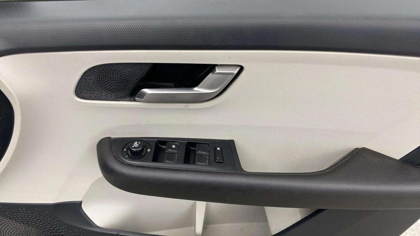 2022 Tata ALTROZ XZ PETROL, Petrol, Manual, 75,087 km, Driver Side Door Panels Control
