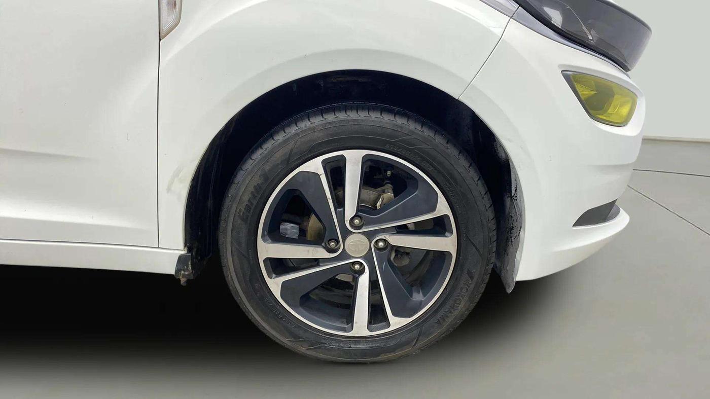 2022 Tata ALTROZ XZ PETROL, Petrol, Manual, 75,087 km, Right Front Wheel