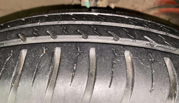 2018 Maruti Swift LXI, Petrol, Manual, 21,095 km, Right Front Tyre Tread
