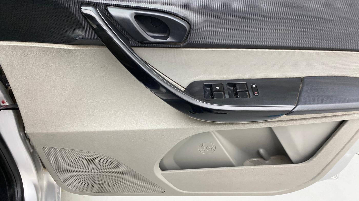 2018 Tata Tiago XT 1.2 REVOTRON, Petrol, Manual, 64,918 km, Driver Side Door Panels Control