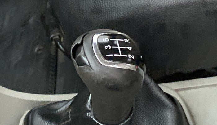 2018 Tata Tiago XT 1.2 REVOTRON, Petrol, Manual, 64,918 km, Gear lever - Knob cover torn