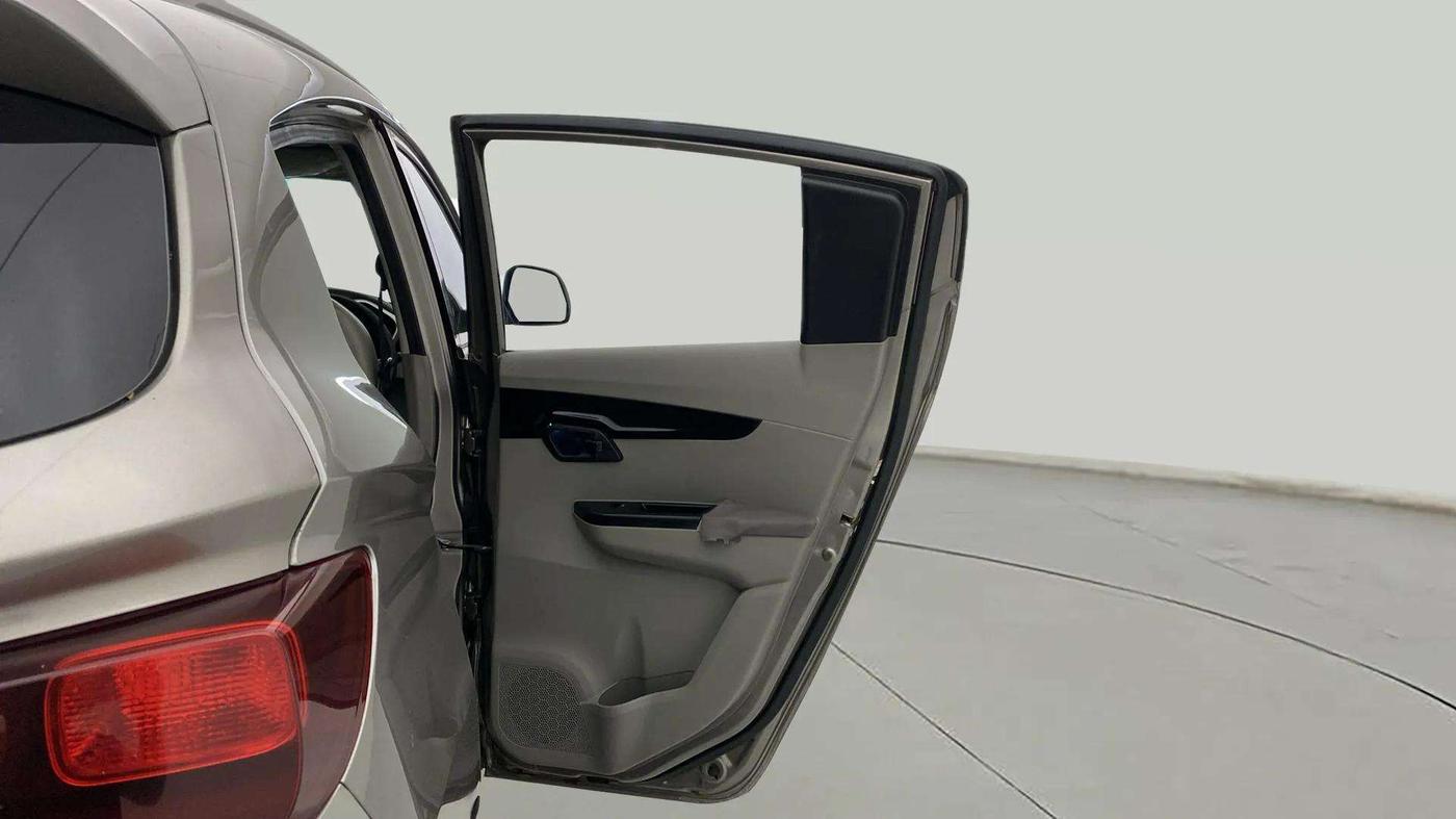 2016 Mahindra Kuv100 K8 D 5 STR, Diesel, Manual, 42,235 km, RHS Rear Door