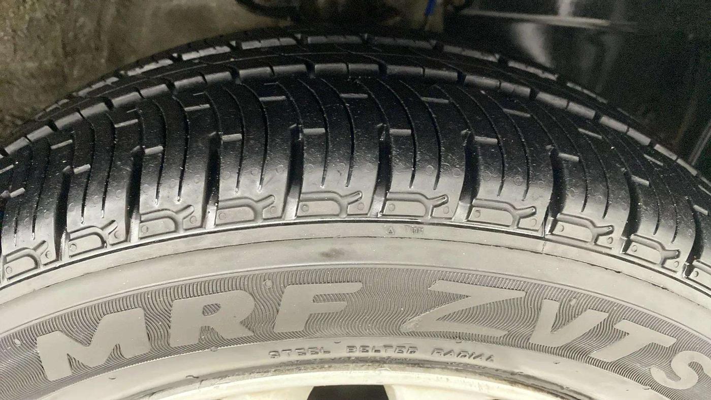 2016 Mahindra Kuv100 K8 D 5 STR, Diesel, Manual, 42,235 km, Right Front Tyre Tread