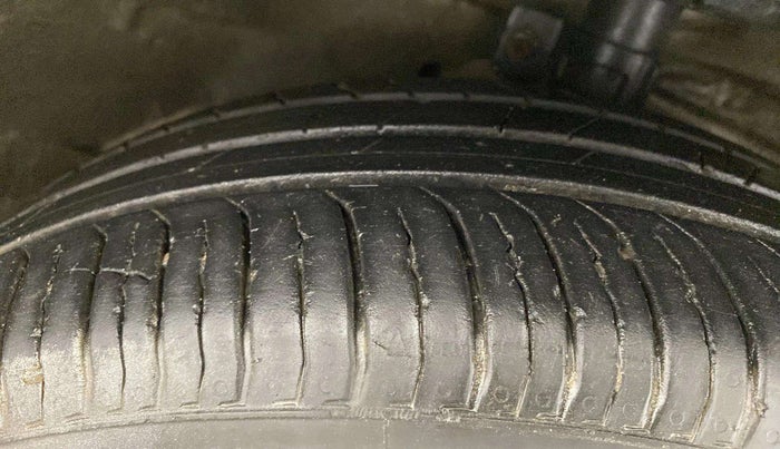 2015 Maruti Swift ZXI, CNG, Manual, 1,02,492 km, Right Front Tyre Tread