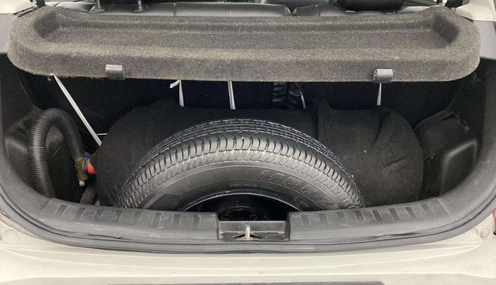 2015 Maruti Swift ZXI, CNG, Manual, 1,02,492 km, Boot Inside