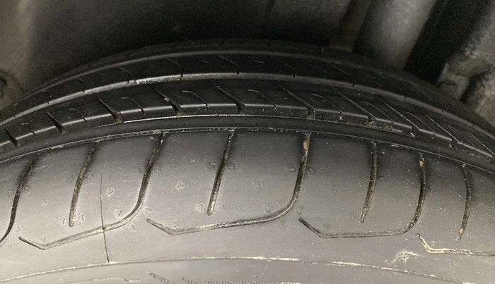 2015 Maruti Swift ZXI, CNG, Manual, 1,02,492 km, Left Rear Tyre Tread