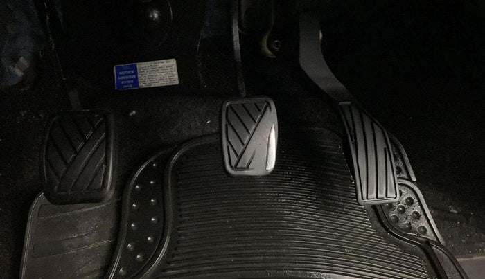 2015 Maruti Swift ZXI, CNG, Manual, 1,02,492 km, Pedals