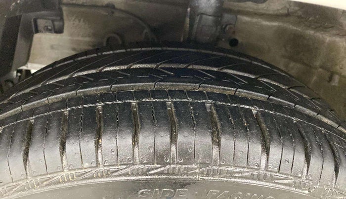2015 Maruti Swift ZXI, CNG, Manual, 1,02,492 km, Left Front Tyre Tread
