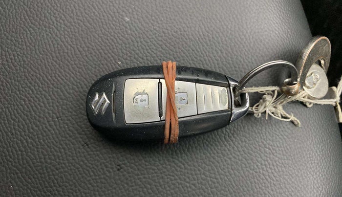 2015 Maruti Swift ZXI, CNG, Manual, 1,02,492 km, Key Close Up