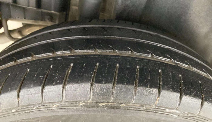 2015 Maruti Swift ZXI, CNG, Manual, 1,02,492 km, Right Rear Tyre Tread
