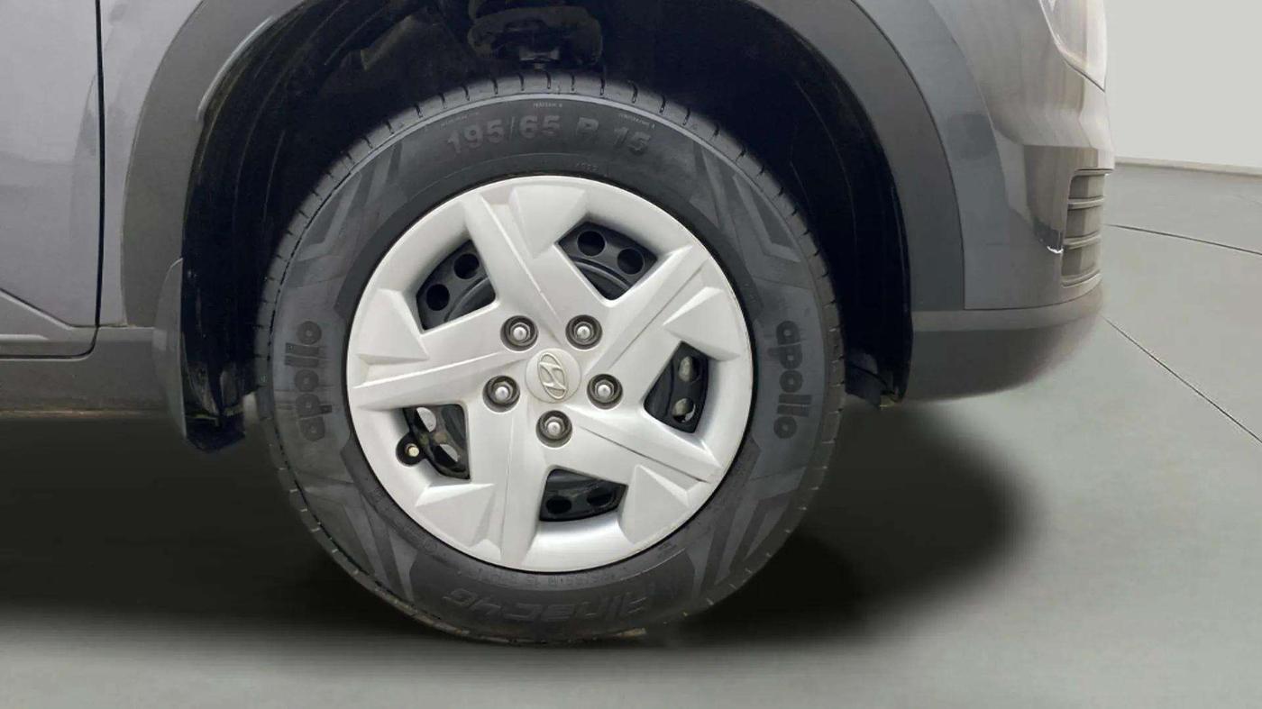 2022 Hyundai VENUE S(O) 1.2, Petrol, Manual, 9,377 km, Right Front Wheel