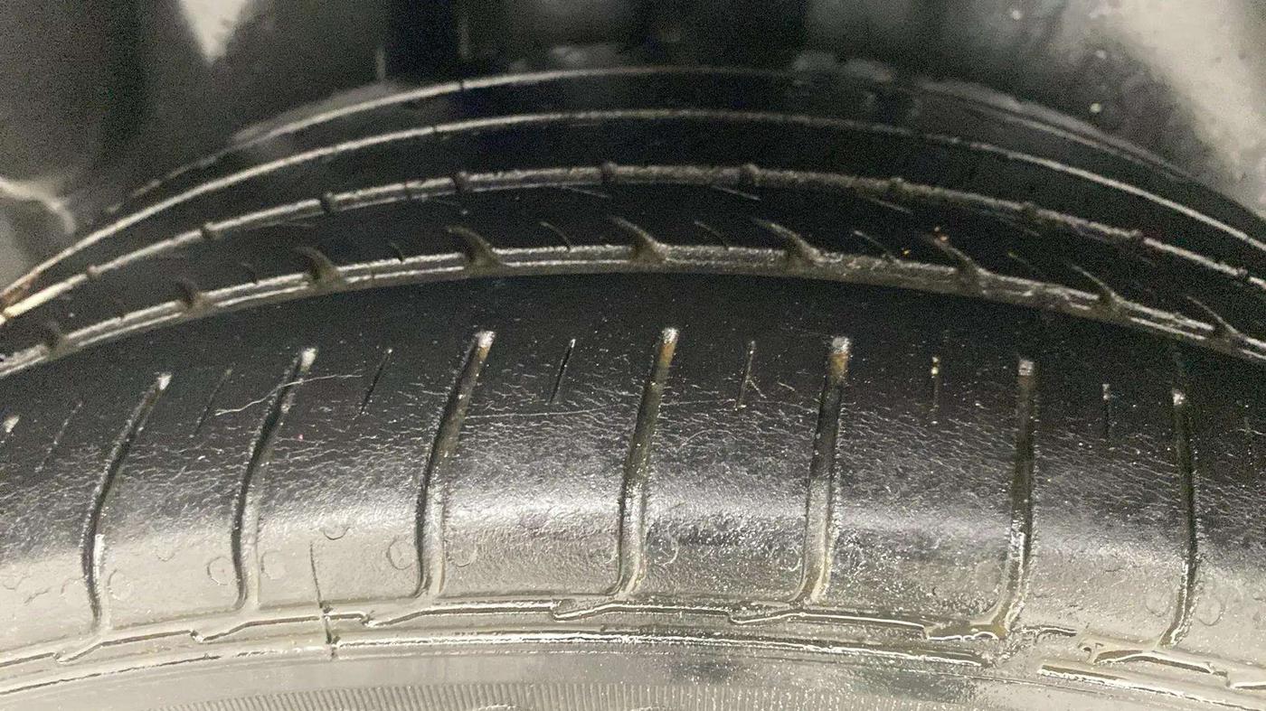 2020 Volkswagen Polo HIGHLINE PLUS 1.0, Petrol, Manual, 37,218 km, Right Rear Tyre Tread