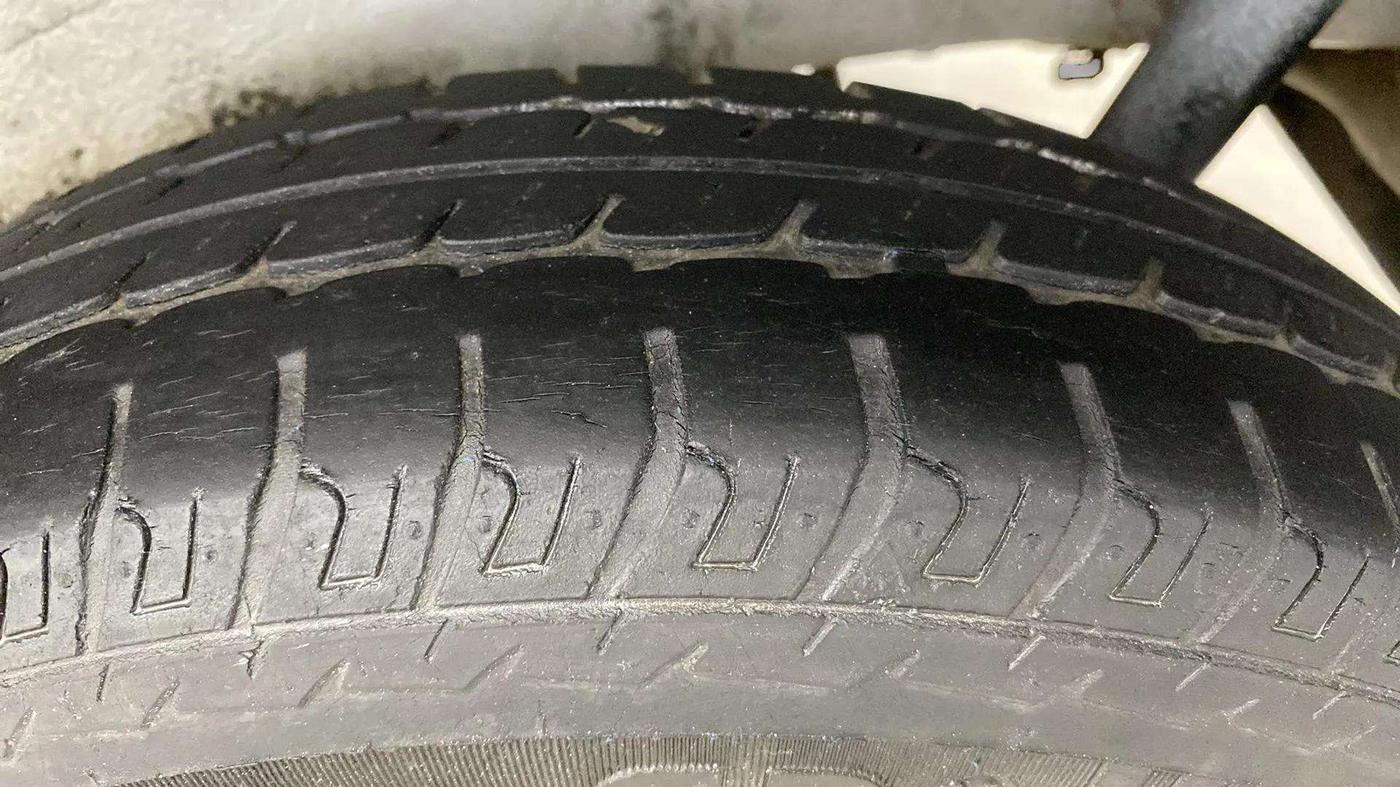2013 Maruti Wagon R 1.0 LXI, Petrol, Manual, 32,962 km, Left Rear Tyre Tread