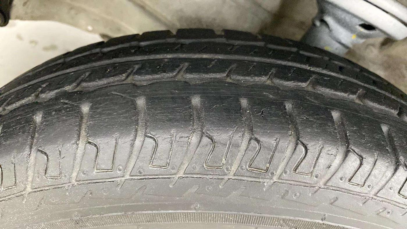 2013 Maruti Wagon R 1.0 LXI, Petrol, Manual, 32,962 km, Right Front Tyre Tread