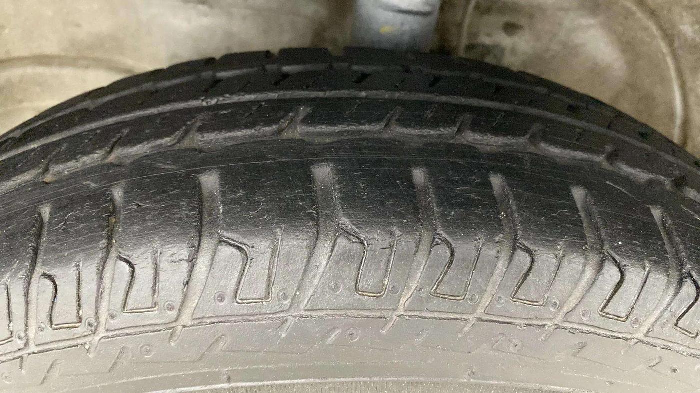 2013 Maruti Wagon R 1.0 LXI, Petrol, Manual, 32,962 km, Left Front Tyre Tread