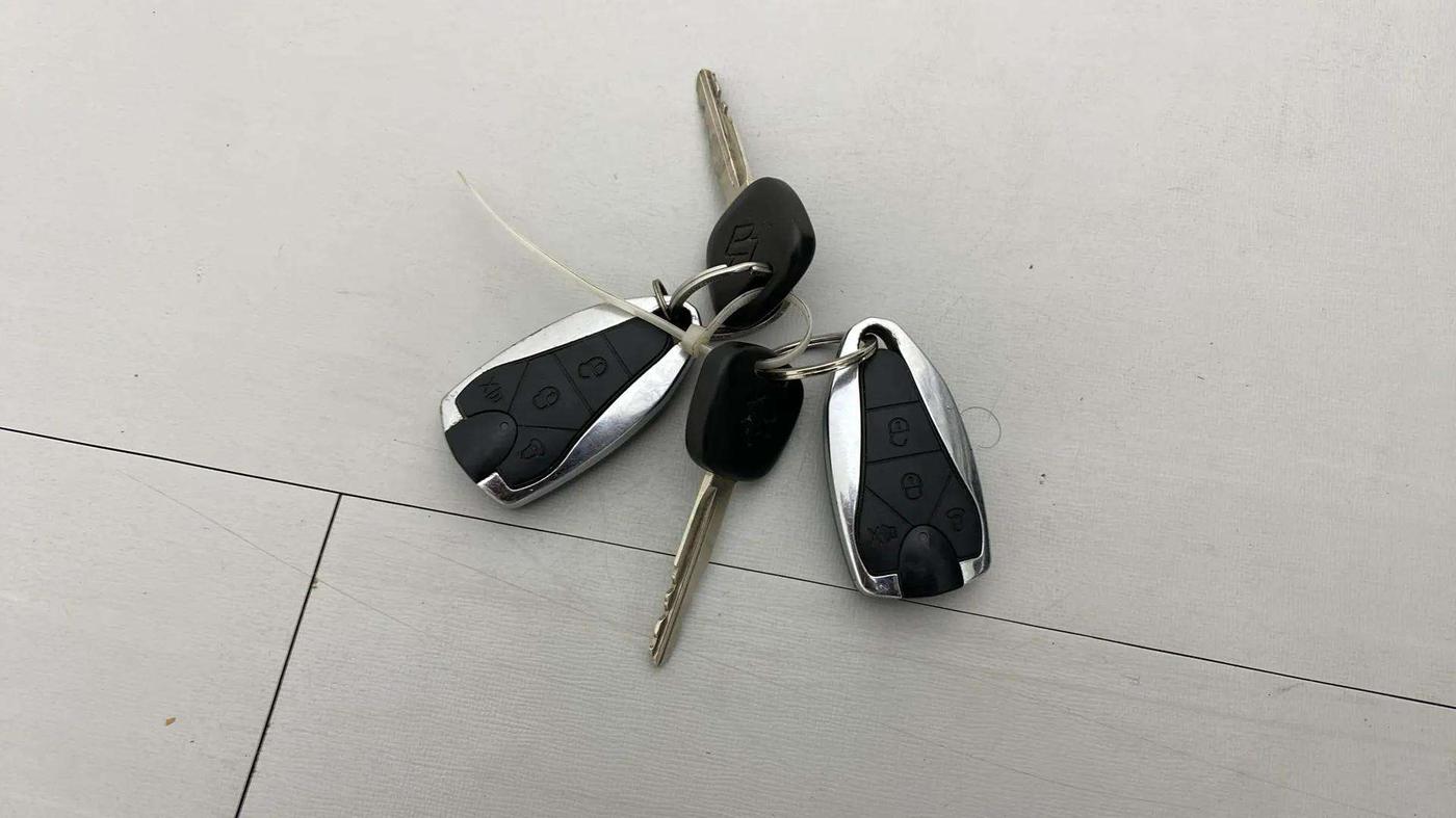 2022 Maruti Eeco 5 STR AC CNG (O), CNG, Manual, 27,365 km, Key Close Up