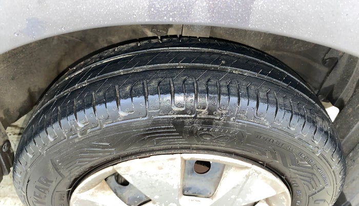 2014 Maruti Wagon R 1.0 LXI, CNG, Manual, 95,800 km, Right Front Tyre Tread