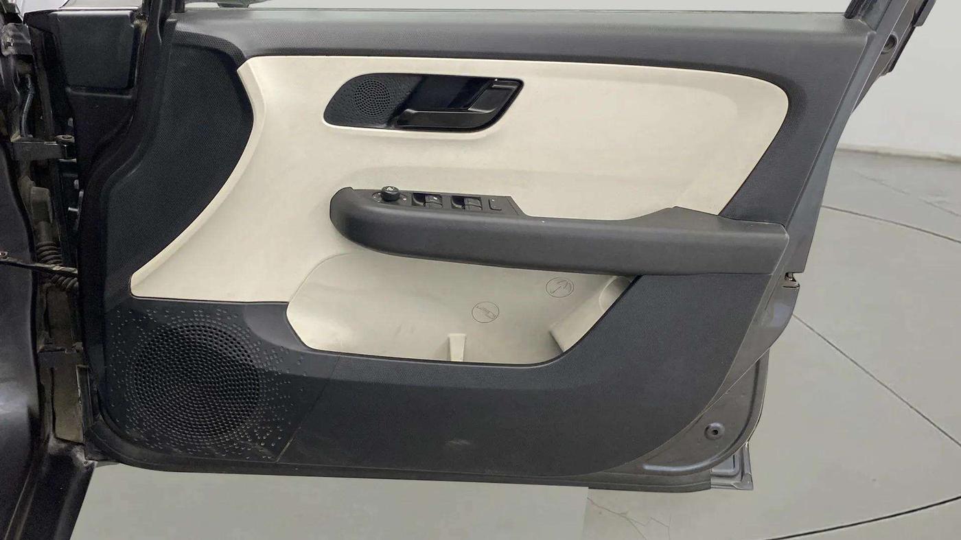 2021 Tata ALTROZ XM PLUS PETROL, Petrol, Manual, 24,877 km, Driver Side Door Panels Control