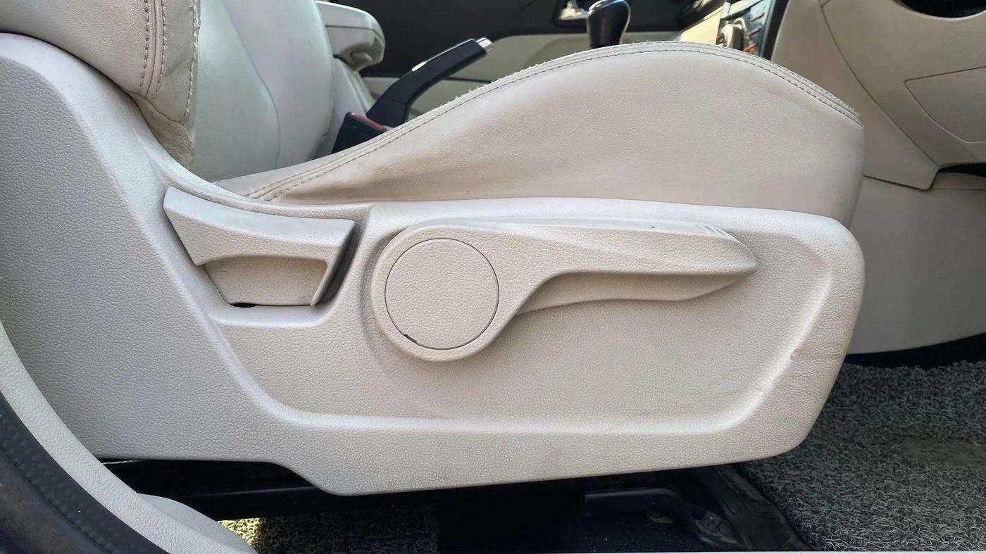 2019 Mahindra XUV300 W8 (O) 1.2 PETROL, Petrol, Manual, 98,220 km, Driver Side Adjustment Panel