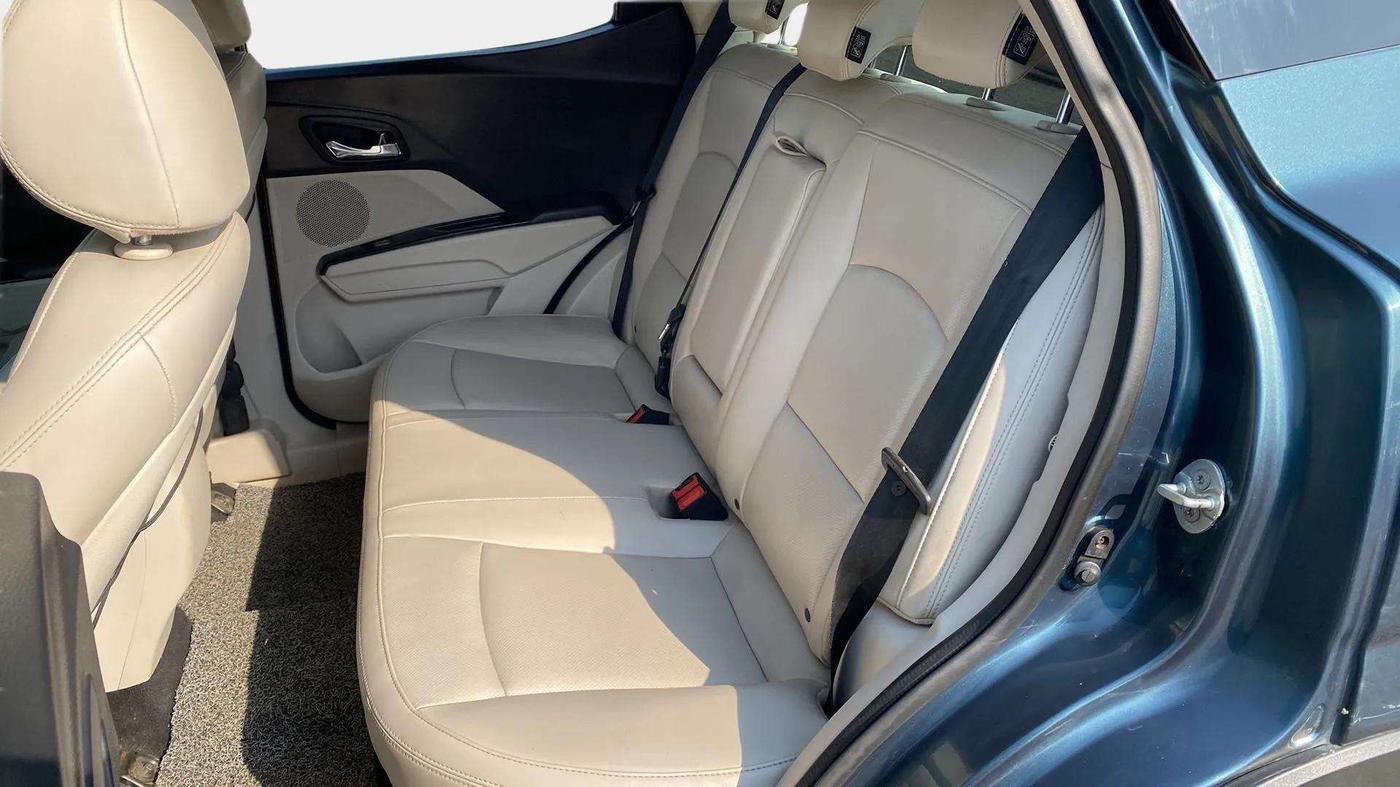 2019 Mahindra XUV300 W8 (O) 1.2 PETROL, Petrol, Manual, 98,220 km, Right Side Rear Door Cabin