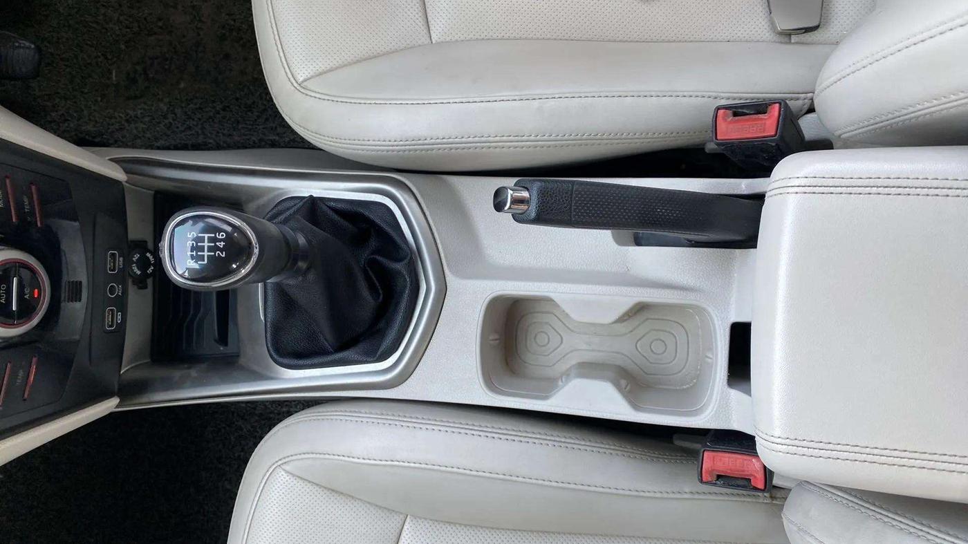 2019 Mahindra XUV300 W8 (O) 1.2 PETROL, Petrol, Manual, 98,220 km, Gear Lever