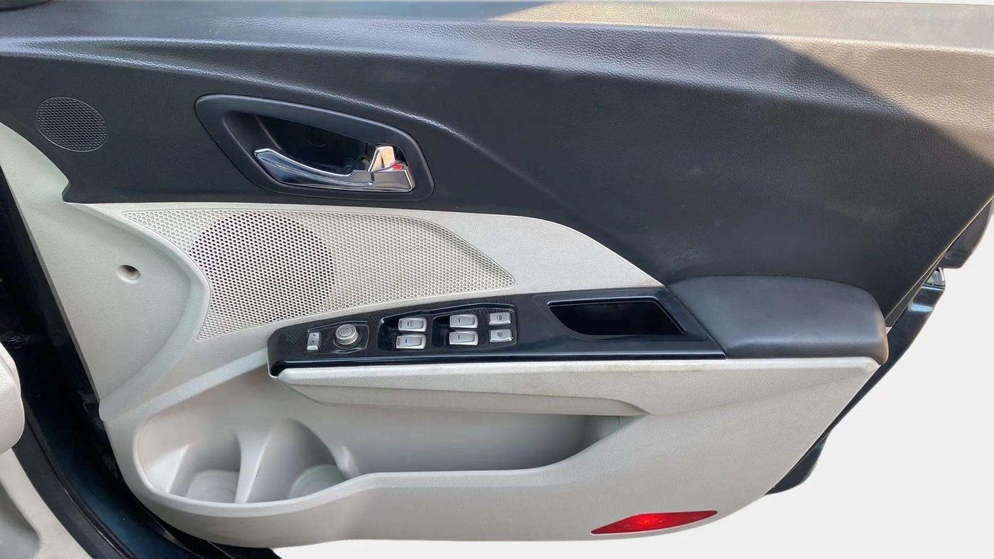 2019 Mahindra XUV300 W8 (O) 1.2 PETROL, Petrol, Manual, 98,220 km, Driver Side Door Panels Control