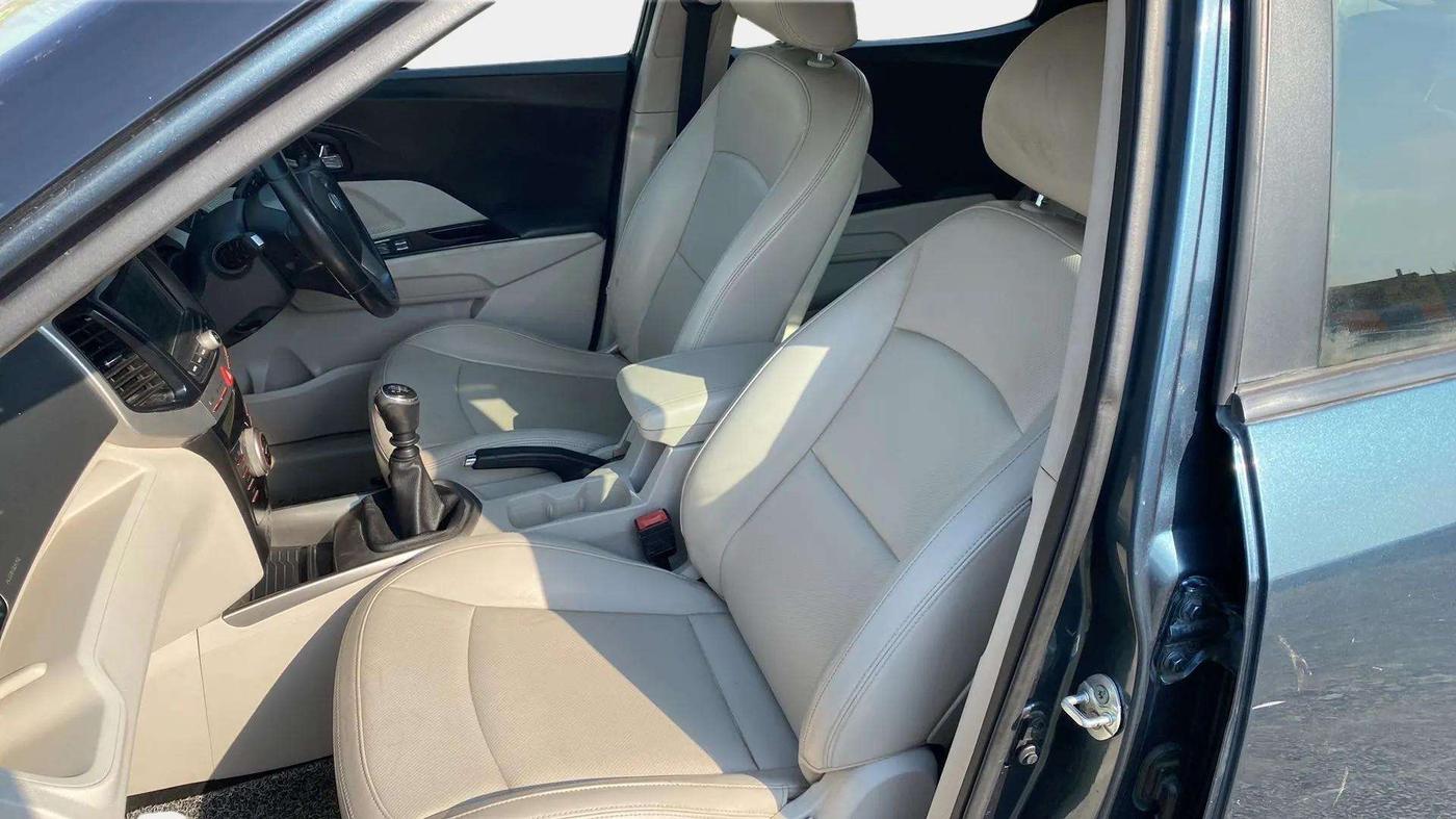 2019 Mahindra XUV300 W8 (O) 1.2 PETROL, Petrol, Manual, 98,220 km, Right Side Front Door Cabin