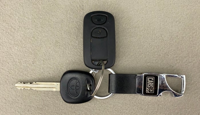 2016 Toyota Etios Liva V DUAL TONE, Petrol, Manual, 44,287 km, Key Close Up