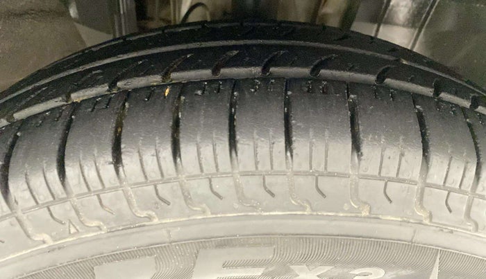 2019 Renault TRIBER RXZ, Petrol, Manual, 86,532 km, Right Front Tyre Tread