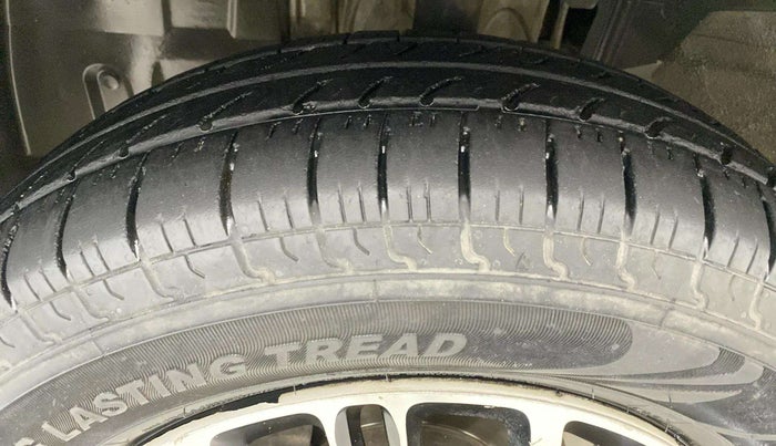 2019 Renault TRIBER RXZ, Petrol, Manual, 86,532 km, Left Front Tyre Tread