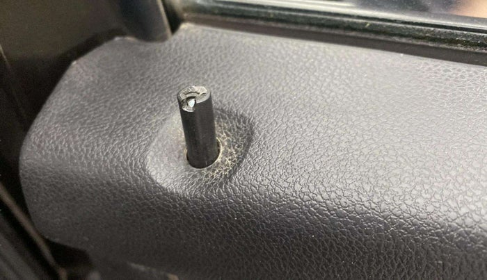 2021 Renault Kwid RXL 1.0, Petrol, Manual, 50,273 km, Lock system - Door lock knob has minor damage