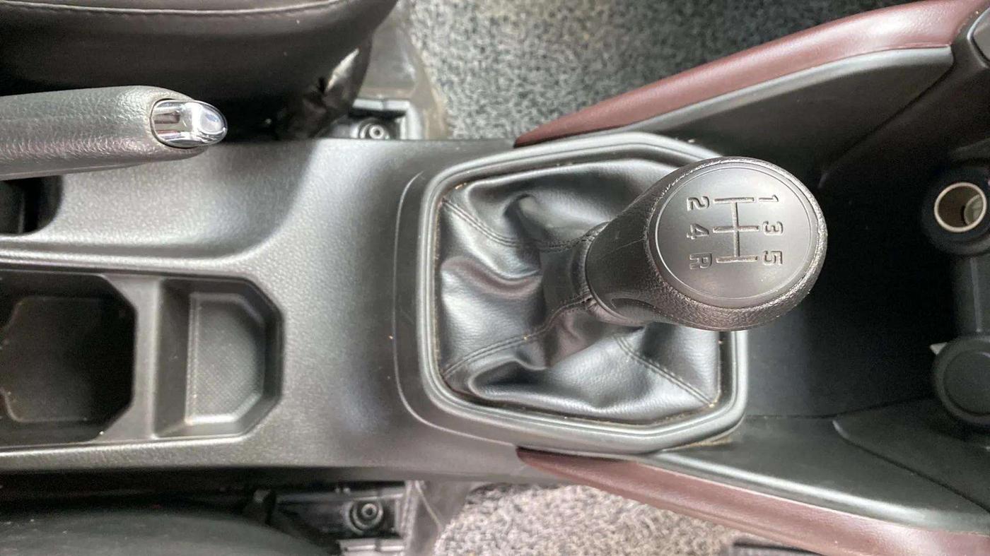 2023 Maruti Grand Vitara SIGMA SMART HYBRID, Petrol, Manual, 10,618 km, Gear Lever