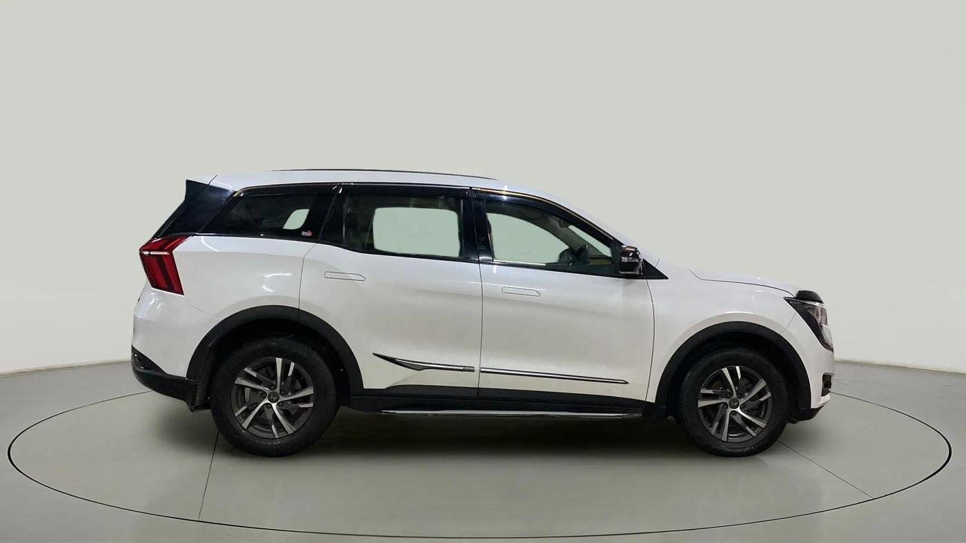 2021 Mahindra XUV700 AX 5 P MT 7 STR, Petrol, Manual, 43,182 km, Right Side View