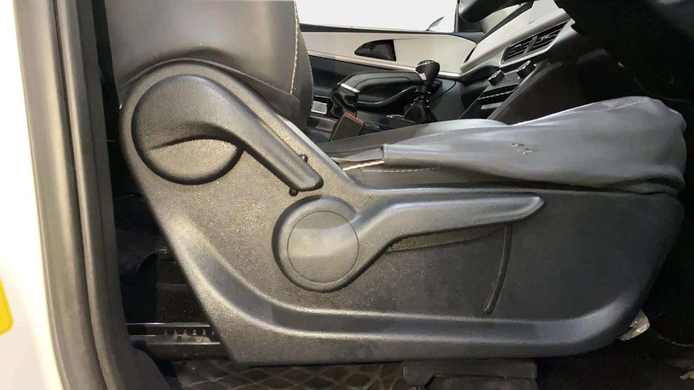 2021 Mahindra XUV700 AX 5 P MT 7 STR, Petrol, Manual, 43,182 km, Driver Side Adjustment Panel