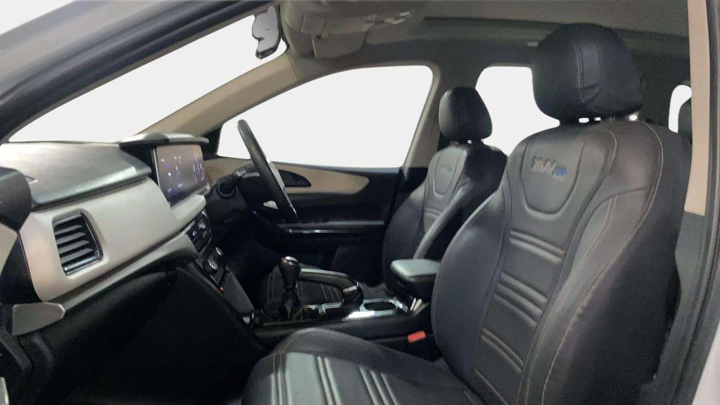 2021 Mahindra XUV700 AX 5 P MT 7 STR, Petrol, Manual, 43,182 km, Right Side Front Door Cabin