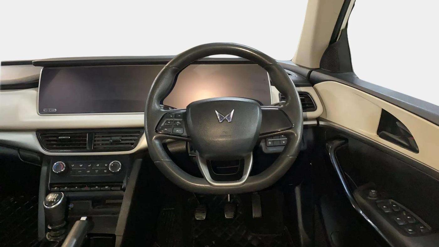 2021 Mahindra XUV700 AX 5 P MT 7 STR, Petrol, Manual, 43,182 km, Steering Wheel Close Up