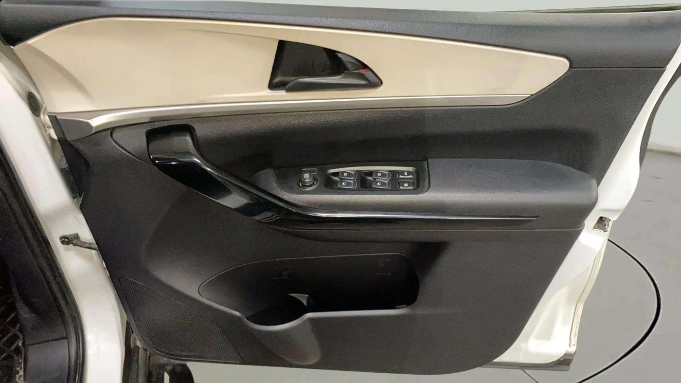 2021 Mahindra XUV700 AX 5 P MT 7 STR, Petrol, Manual, 43,182 km, Driver Side Door Panels Control