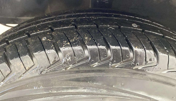 2015 Hyundai Eon ERA +, Petrol, Manual, 95,466 km, Left Front Tyre Tread