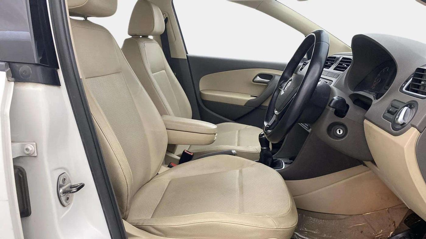 2016 Volkswagen Vento HIGHLINE 1.6 MPI, Petrol, Manual, 59,747 km, Right Side Front Door Cabin