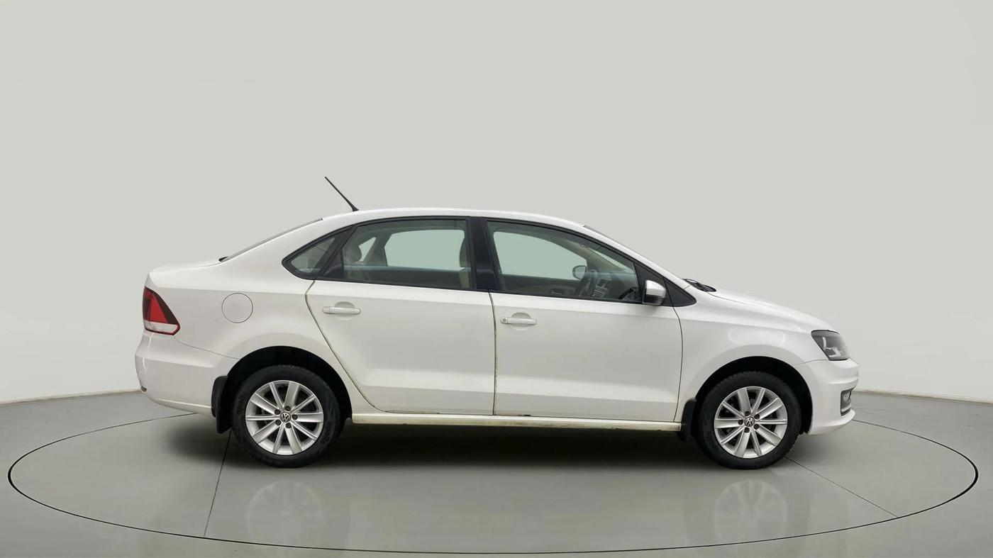 2016 Volkswagen Vento HIGHLINE 1.6 MPI, Petrol, Manual, 59,747 km, Right Side View