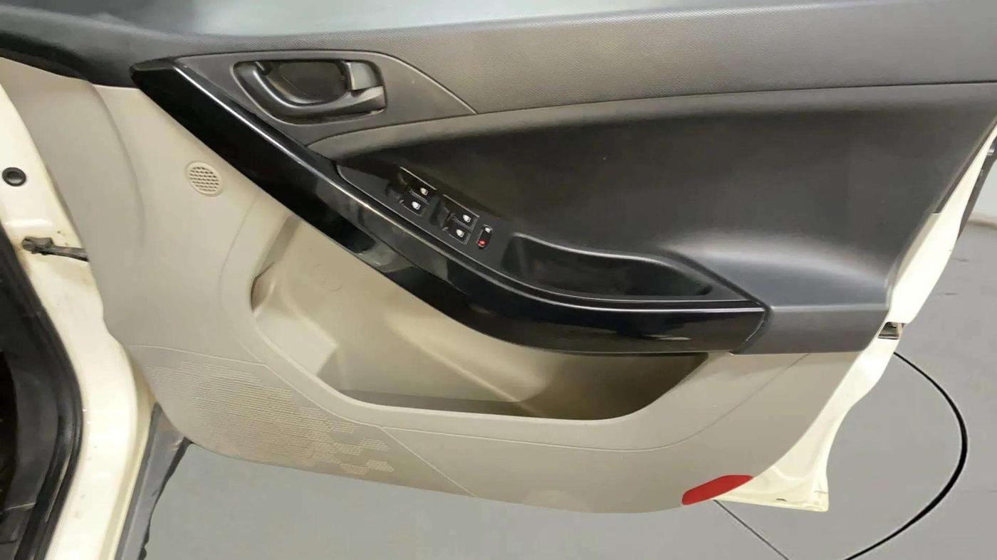 2018 Tata NEXON XM PETROL, Petrol, Manual, 41,959 km, Driver Side Door Panels Control