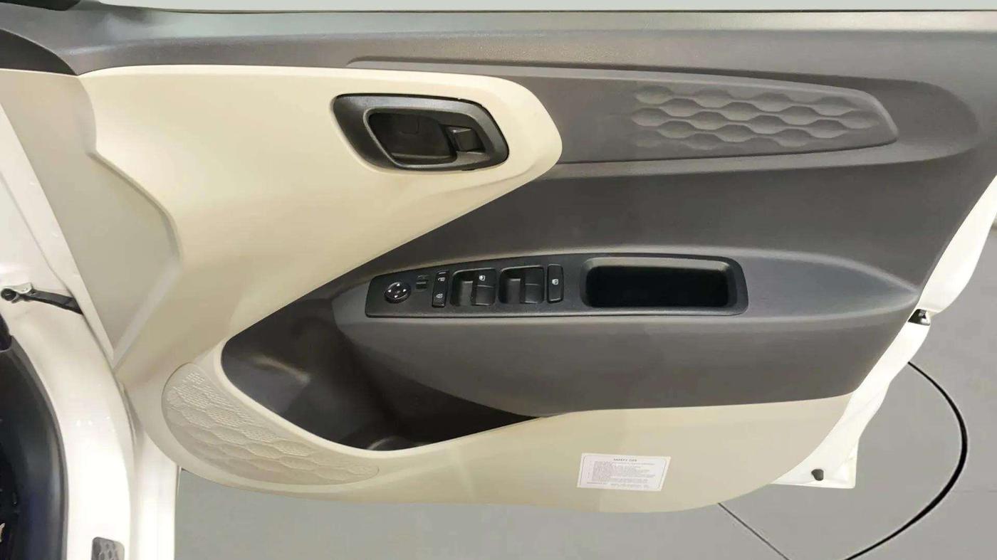 2024 Hyundai AURA S 1.2 CNG, CNG, Manual, 4,130 km, Driver Side Door Panels Control