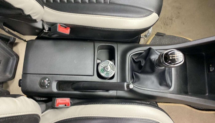 2019 Renault TRIBER RXT, Petrol, Manual, 33,683 km, Gear Lever